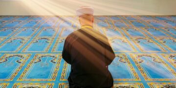 Деца уништиле џамија па татковците ги пријавиле и ги натерале да се извинат