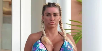 Британската старлета ги оперирала градите седумнаесет пати, нејзината мајка ја моли да престане