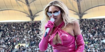 (Видео) Танчер помогна да не ѝ се видат градите на Бијонсе среде концерт