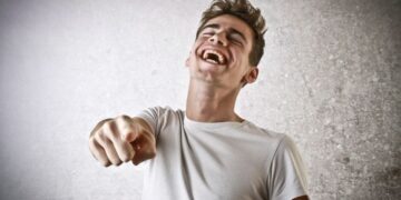 (Видео) Маскиран маж влегол со пиштол во продавница и се заканувал и барал пари, сите му се смееле зашто мислеле дека се шегува