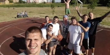 Една недела откако стана шампион во НБА Никола Јокиќ среде ливада играше баскет со другарите од маало во родниот Сомбор