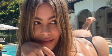 Софија Вергара со гол газ позира во семејната вила, актерката секси во шестата деценија