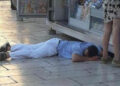 Лето во Сплит: пијан турист лежи пред киоск на тротоар