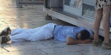 Лето во Сплит: пијан турист лежи пред киоск на тротоар