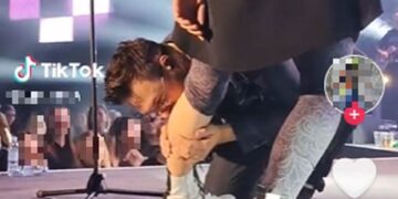 (Видео) Петар Грашо гризна обожавателка за нога на концерт во Белград