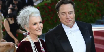 „Борете се со мозок“, мајка му на Маск ги моли фановите да не го тераат син ѝ да се тепа со Цукенберг