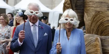 Чарлс и Камила со животински маски им оддадоа почит на слоновите