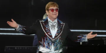 Обожавателка на Елтон Џон на аукција ќе ги продава цвеќињата кои поп ѕвездата и ги подарил пред 50 години