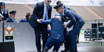 (Видео) Бајден пак падна, па мораа тројца да му помогнат да стане