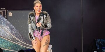 (Видео) Обожавател фрли кеса со кремирани останки од неговата мајка за време на настап на Пинк во Лондон