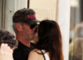 Шон Пен се бакнува со 20 години помладата девојка среде Рим