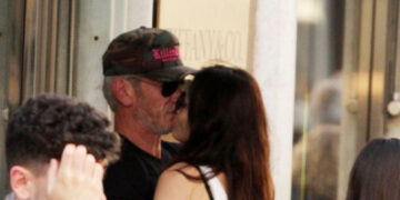 Шон Пен се бакнува со 20 години помладата девојка среде Рим