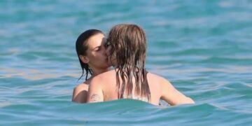 Победничка на Евросонг ужива во лезбиски бакнеж на Ибица