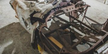 Рѓосана школка од Ферари се продава за 1,2 милиони фунти, изгорело во трка пред 40 години