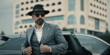 (Видео) Тони Зен како „Ел падрино“ во костум и со обезбедување се вози низ Скопје