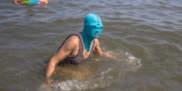 Кинезите носат бикини за лице како заштита од сонцето: „Фејскини“ стана популарен моден додаток