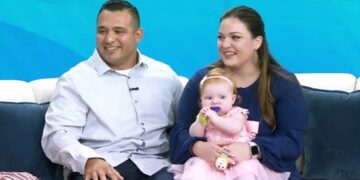 (Видео) Пожарникар посвоил бебе кое го нашол во кутија