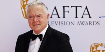 Водителот Хју Едвардс заврши во ментална болница, откако беше обвинет за изнуда на експлицитни фотографии