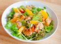 Рецепт за свежа салата со пилешко и портокал