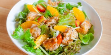 Рецепт за свежа салата со пилешко и портокал