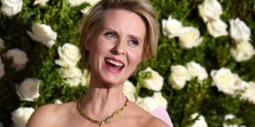 (Видео) Синтија Никсон и партнерката скроз гола во лезбиска сцена во новото продолжение на „Сексот и градот“