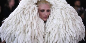 Ексцентрични и уникатни модели се прикажани на модната писта во Париз