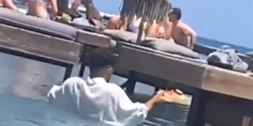 (Видео) Грчки келнер стана хит додека носи нарачка на маса среде вода: разбирам дека тоа му е работа, но не ја разбирам ароганцијата на обичните луѓе со пари