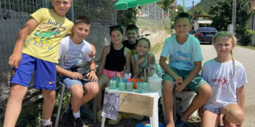 (Видео) Деца продаваат лимонада и собираат пари за лекување на нивниот другар