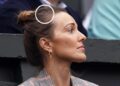 Јелена Ѓоковиќ покажа дека не се срами од седа коса: во кежуал стајлинг го поддржа сопругот на Вимблдон