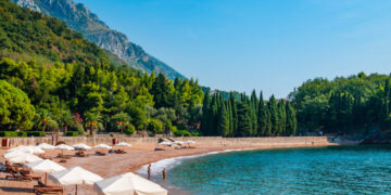 Лежалки до 200 евра на кралската плажа во Црна Гора