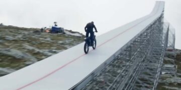 Видео како се снима сцената од „Невозможна мисија 7“ во која Том Круз со мотоцикл скока во провалија објавено на Тик ток