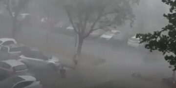 (Видео) Маж спаси жена во силното невреме во Загреб