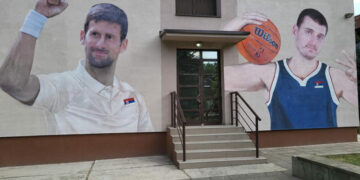 Студент наслика мурал од Ѓоковиќ и Јокиќ пред влезот во студентски дом во Белград