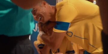 (Видео) Роналдо прегрна дете ѝ му се потпиша на дресот на фудбалски меч во Јапонија