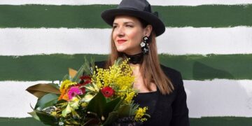 (Фото) Вера Љубојна позира во костим за капење во Херцег Нови, пејачката секси во петатта деценија