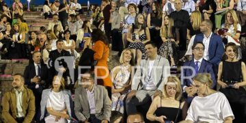 (Галерија) Министерката Бисера со гол грб, празно столче меѓу Пендаровски и Спасовски: политичарите на „Охридско лето“