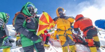 Златко Јаќовски го вееше македонското знаме на врвот на светот Монт Еверест
