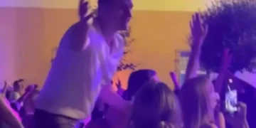 (Видео) Јокиќ го погоди песна од Мирослав Илиќ па се качи на стол во кафеана во Сомбор