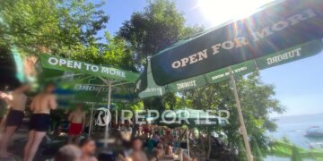 (Фотогалерија) Што знаат Охрид и туристите што се +40 степени, при езеро до нос