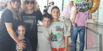 (Видео) По четири години Хелена Роза дојде во Скопје: Ребека и направи весел дочек на аеродром