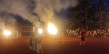 Со факели и огномет соседите ја пречекаа малата Ангелина која ја победи леукемијата