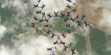 (Видео) Група падобранци од Британија поставија нов рекорд во скајдајвинг