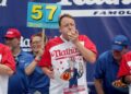 Американец стана светски шампион откако за 10 минути изеде 62 хот дога