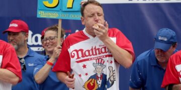 Американец стана светски шампион откако за 10 минути изеде 62 хот дога