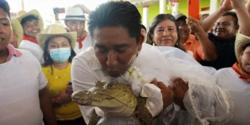 (Видео) Градоначалник во Мексико се ожени за крокодил