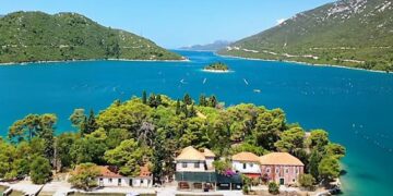 Остров на Јадранот со 11 згради каде живее само еден човек