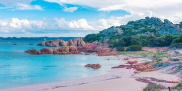 Казна од 500 евра за прошетка по розевата плажа во Италија