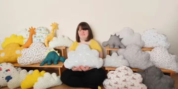 Девојка со Даунов синдром изработува украсни перници и ги продава онлајн