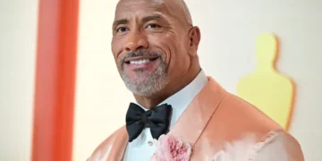 Двејн Џонсон донирaше милиони за да им помогне на актерите што штрајкуваат во Холивуд