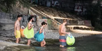 Градско пливање, во швајцарски стил: жителите на Базел во лето од работа се враќаат пливајќи во Рајна